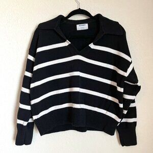 EUC Large Old Navy Black and White Striped Sweater